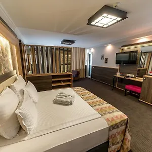 Zoo - Secured Paid Parking Otel